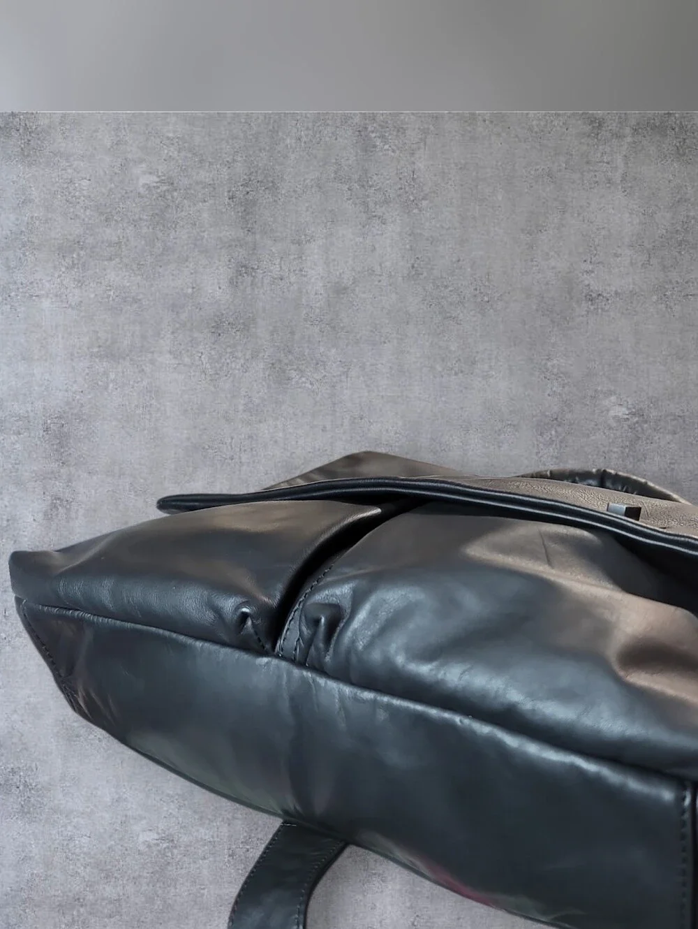 Giorgio Armani Mens Black Calfskin Leather Messenger Bag EUC